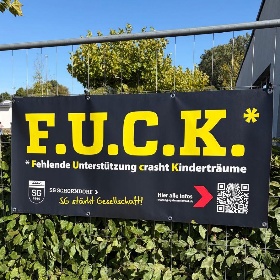 Kampagnenbanner der SG am Bauzaun: F.U.C.K., Fehlende Unterstützung crasht Kinderträume