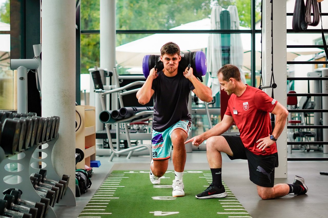 Krafttraining mit Trainer im Sportvereinszentrum